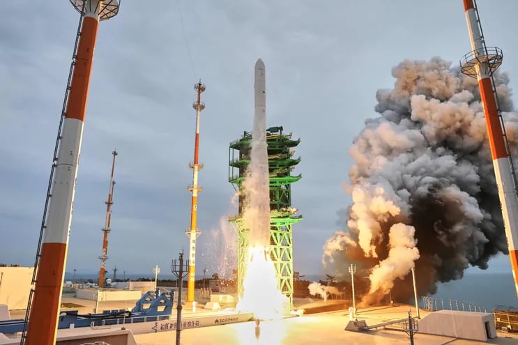 Corea del Sur llevó a cabo hoy con éxito el lanzamiento de su cohete espacial Nuri para poner en órbita ocho satélites, en lo que supone otro paso clave para el programa aeroespacial del país asiático.