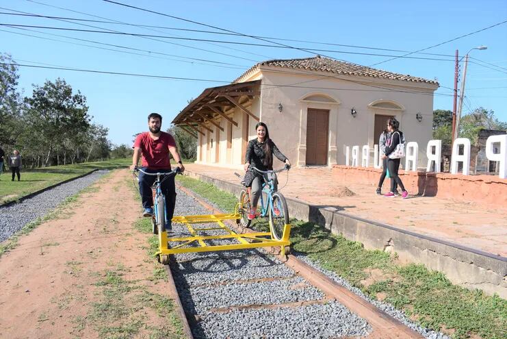 Bicirriel, una nueva atracción que ofrecen en la exestación de tren de Paraguarí.