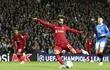 Mohamed Salah se dispone a rematar el balón para anotar su tercer gol y el sexto para el Liverpool, en la victoria 7-1 lograda ayer ante Rangers en Glasgow
