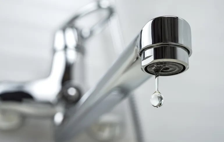 El corte del servicio de agua potable por falta de pago comenzó hoy en el interior del país, informó Essap.