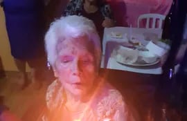 La abuelita apagó su vela número 100 con una gran fiesta.