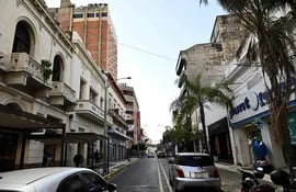 Un cable entre dos edificios sobre la calle Palma, en el microcentro de Asunción.