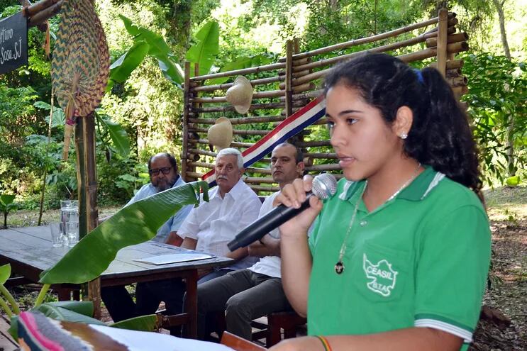Andrea Torales, alumna del Centro de Educación Agroecológica San Isidro Labrador (Ceasil) de San Ignacio, habló de la realidad de los jóvenes rurales.