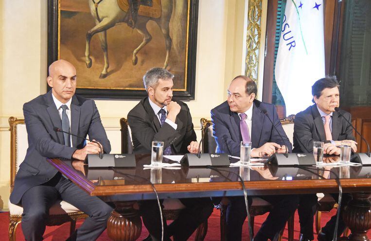 De izq. a der.: Julio Mazzoleni, Mario Abdo Benítez, Antonio Rivas y Euclides Acevedo conversaron con sus pares del Mercosur. Fue  ayer  en una  teleconferencia, en Palacio.