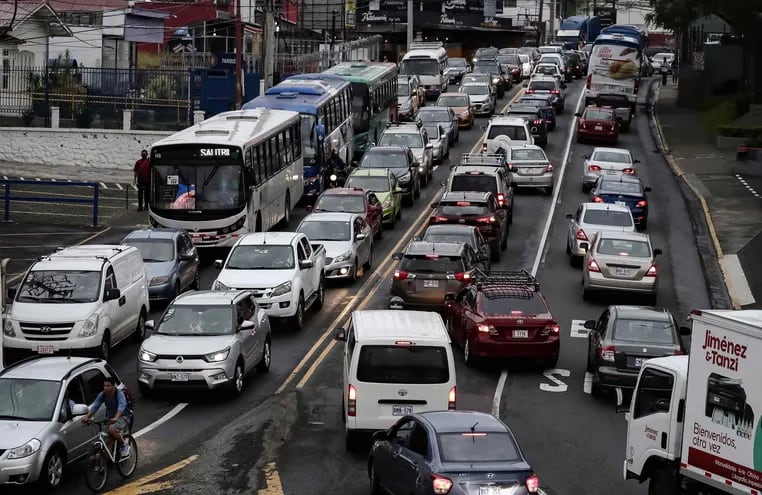 Vista del tráfico que según varios estudios indican, el sistema de transporte costarricense es el más contaminante de Centroamérica, en San José. La mayoría de las urbes de América Latina y el Caribe son insostenibles.