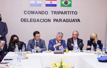 Los ministros:  Anderson Gustavo Torres de Brasil (segunda desde la izquierda), Arnaldo Giuzzio de Paraguay (medio) y Luis Alberto Heber de Uruguay (segunda desde la derecha), durante la reunión de este viernes en Ciudad del Este.