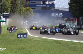 El accidente en el inicio de la carrera sprint de la Fórmula 2 en Imola, Italia.