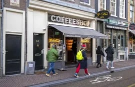 Exterior de un coffee shop en el centro de Amsterdam, en Holanda.