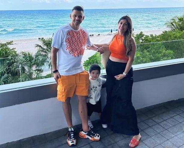 El futbolista Ángel Romero con su esposa Gabriela Miskinich y su hijo Ciro, en Miami.