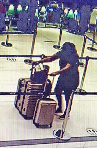 Fany del Pilar sosa con sus tres maletas en el aeropuerto de Luque. Una de ellas llegó a Madrid con 23 kilos de  cocaína.