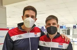Benjamín y Charles Hockin, antes de partir a Qatar, para la tercera etapa del circuito de la Copa del Mundo.