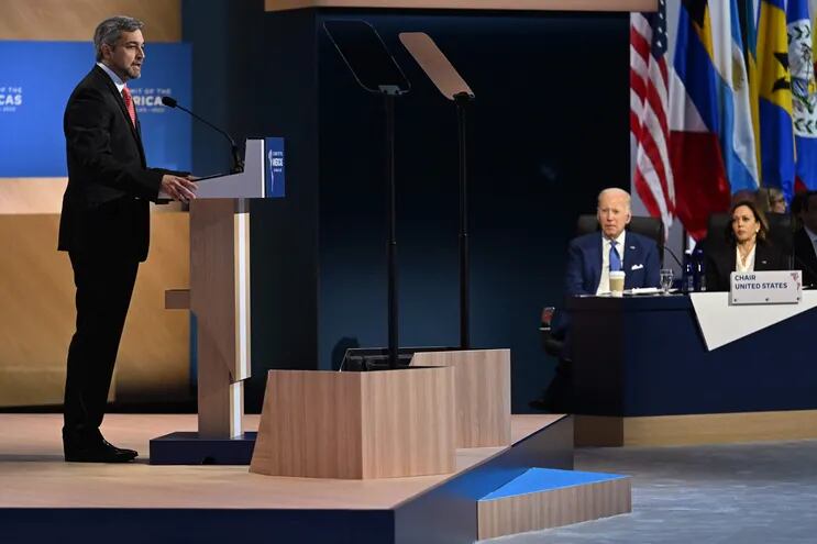 La vicepresidenta de los Estados Unidos, Kamala Harris (derecha), y el presidente de los Estados Unidos, Joe Biden (segundo a la derecha), escuchan mientras el presidente de Paraguay, Mario Abdo Benítez, habla durante una sesión plenaria de la 9.ª Cumbre de las Américas en Los Ángeles, California, el 9 de junio de 2022.