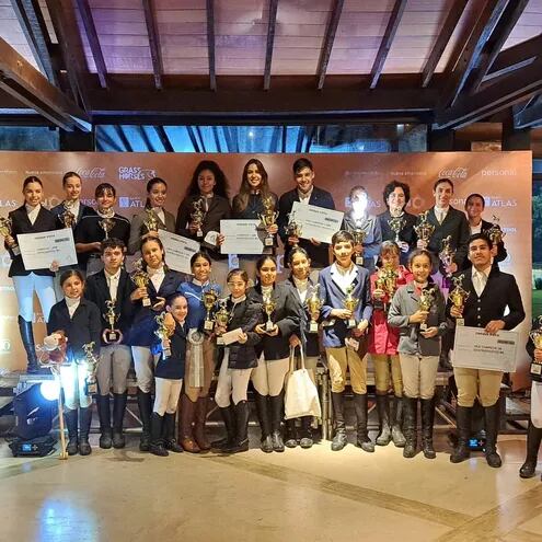 Las mejores amazonas y jinetes de la tercera fecha del Ranking de la Fedepa posan con sus trofeos, en el Club Hípico Paraguayo.