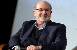 El escritor británico Salman Rushdie, cuyo controvertido libro “Los versos satánicos” lo convirtió en el blanco de una fatua del ayatolá iraní Ruhollah Jomeiní en 1989, fue atacado el viernes en el escenario de un evento en el oeste del estado de Nueva York, informaron medios estadounidenses.