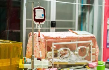 En una incubadora, un bebé recibe una transfusión de sangre. (Foto ilustrativa).