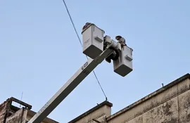 La Administración Nacional de Electricidad (ANDE) extrajo los cables de telecomunicaciones instalados de manera indebida sobre la calle Palma.