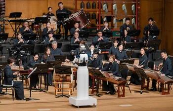 Un robot de fabricación surcoreana hizo su debut como director de orquesta en Seúl el viernes, encandilando a la audiencia con una actuación impecable.
