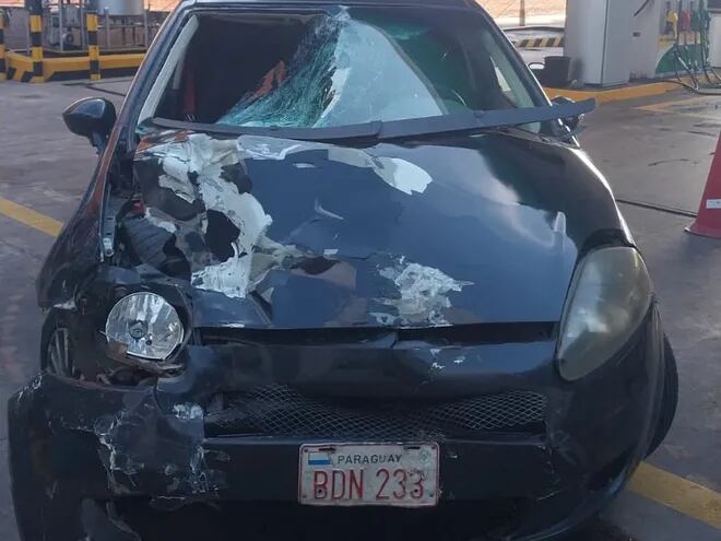 Así quedó el auto del joven que chocó contra  motociclista en Asunción. (gentileza)