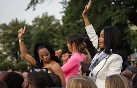 Asistentes a un concierto en los jardines de la Casa Blanca, en Washington para celebrar el Juneteenth disfrutan de la música.