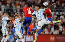Cristian Romero tocó el balón con la mano y no fue penal.