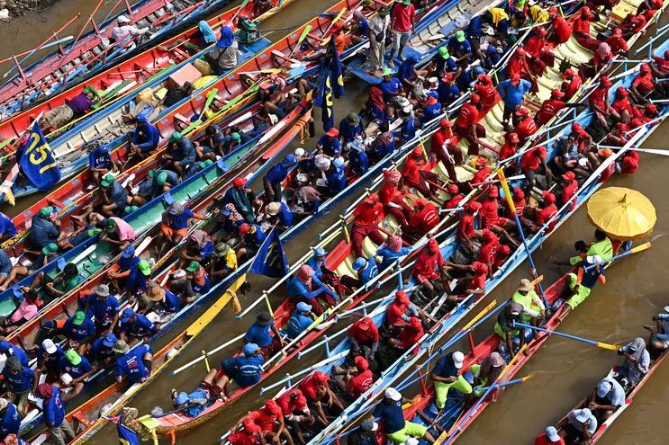 Decenas de miles de personas se agolparon el domingo en la capital de Camboya, Phnom Penh, para asistir a la tradicional regata de barcos dragón, plato fuerte del Festival del Agua anulado desde 2020 por la pandemia de covid-19.