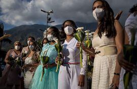 Venezolanos celebran el amor con boda múltiple en una plaza de Caracas