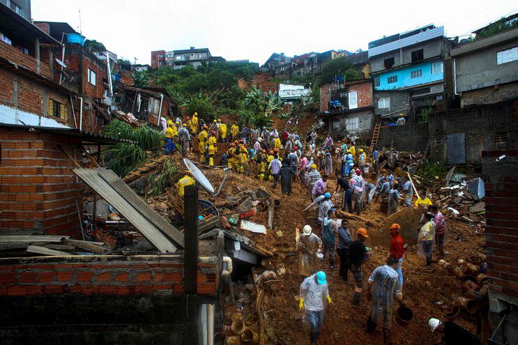 El alud provocado por las lluvias intensas en la localidad de Franco da Rocha, Sao Paulo deja ya al menos 24 víctimas mortales.
