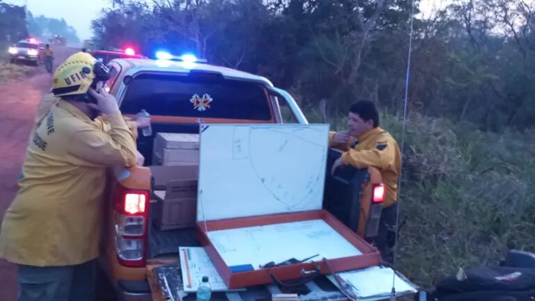 Bomberos combaten incendio forestal en Nueva Colombia.
