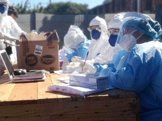 Profesionales de la red de laboratorios y voluntarios de la Cruz Roja tomaron muestras para análisis de COVID-19 a todos los albergados del Alto Paraná, hoy.