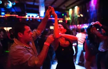 un-grupo-de-personas-baila-salsa-en-el-club-cocomo-en-san-francisco-california-ee-uu--142103000000-1110320.JPG