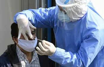 Un médico toma una muestra a una persona con síntomas de coronavirus en Villa Fiorito, Buenos Aires, Argentina.