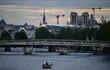 Vista del río Sena con la catedral de Notre Dame detrás, en París.