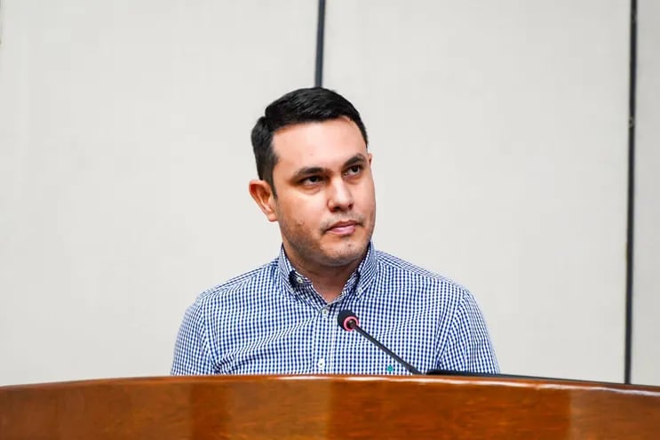 Hernán David Rivas durante la lectura de su defensa del pedido de Pérdida de Investidura.