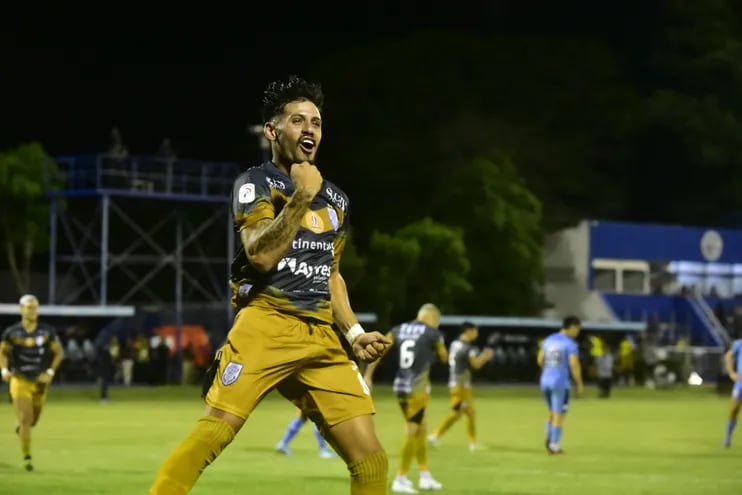 Elvio Vera, jugador de Ameliano, celebra su gol ante Resistencia.