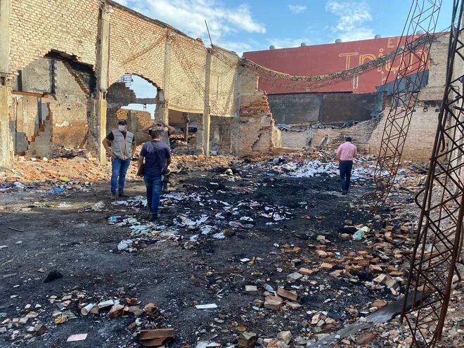 Comuna de Asunción planea derrumbe de sector siniestrado por incendio en el Mercado 4.