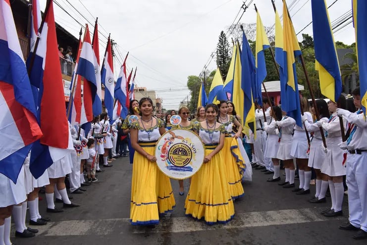 Desfile en el marco de la fiesta patronal de la Virgen del Rosario de Luque.