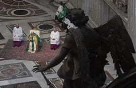 El papa Francisco preside una celebración católica en la Basílica de San Pedro. (EFE/archivo)
