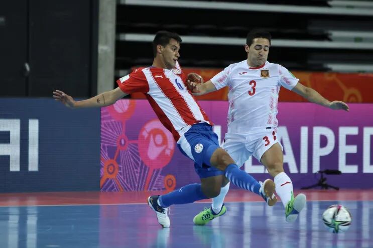 Richard Rejala disputa el balón con Borja Díaz de España. Fue goleada ibérica. (Foto APF Futsal)