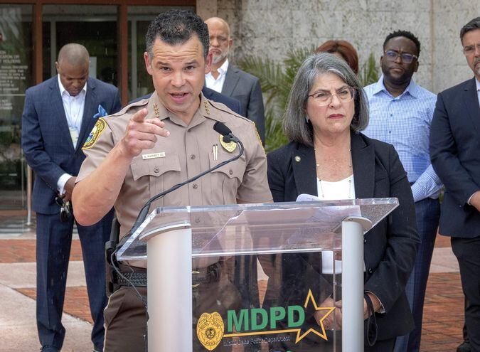 Alfredo Ramirez III director del departamento de Policía de Miami-Dade y la alcadesa Daniella Levine hablan sobre los tiroteos en esa ciudad.