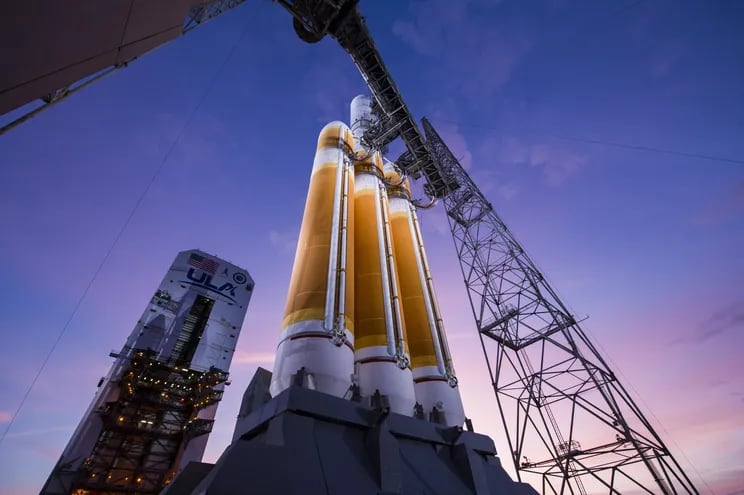 Fotografía cedida por la compañía United Launch Alliance (ULA) donde se muestra su cohete pesado Delta IV, que transporta la misión NROL-70 para la Oficina Nacional de Reconocimiento (NRO), durante la preparación para su lanzamiento este martes desde el Complejo de Lanzamiento Espacial-37 de la Fuerza Espacial en Cabo Cañaveral, Florida (EE.UU.).