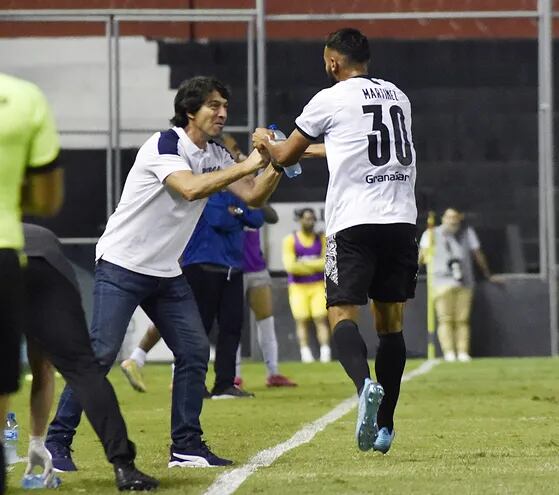Con sonrisa de buenas ganas, el saludo del entrenador Daniel Garnero con Ramón Martínez, autor del tercer gol de Libertad en el triunfo de anoche ante el 12 de Octubre.