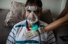 El comerciante Ilton García, de 63 años, realiza fisioterapia respiratoria como parte de su recuperación para la Covid-19, el 26 de enero de 2021, en Manaos (Brasil).