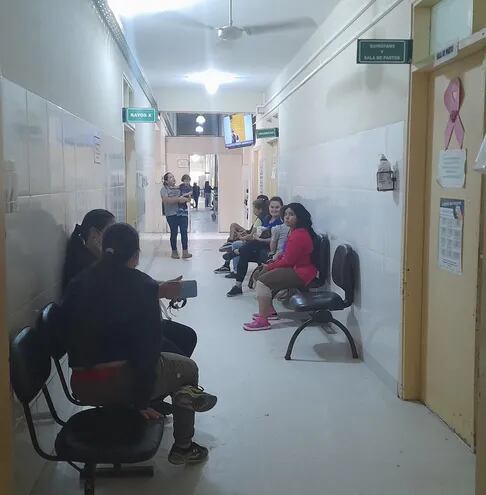 Pacientes aguardando ser atendidos en la sala de espera en el Hospital Regional de Pilar.