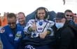 Frank Rubio de la Estación Especial Internacional (ISS) muestra el pulgar mientras es transportado hacia una carpa médica luego de aterrizar en la cápsula Soyuz MS-23.