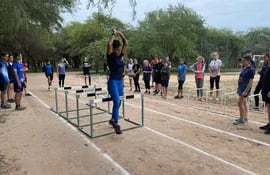 Camila Pirelli, la ¨Pantera guaraní ¨ instruyendo en el salto con vallas.