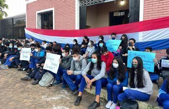 Los alumnos del Colegio Público de Gestión Subvencionada las Mercedes, realizan la sentata exigiendo sus derechos.