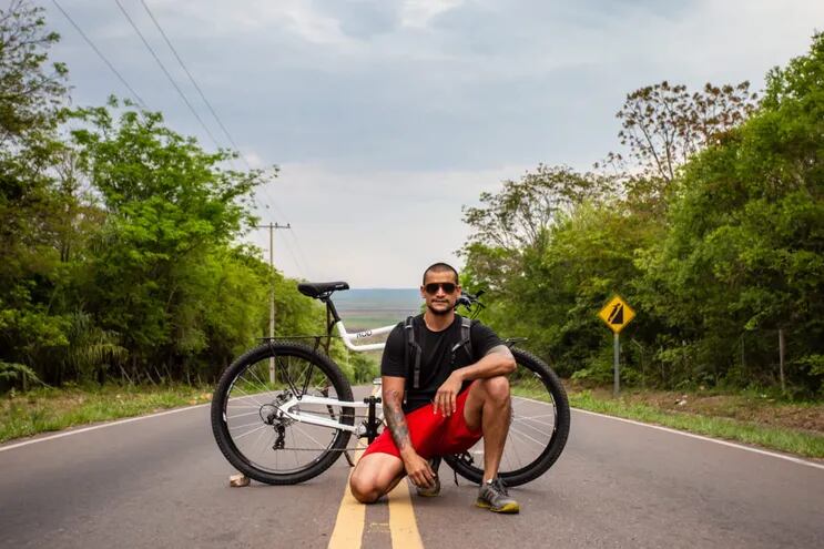 Alexander Ghiringhelli, paraguayo que realizará un recorrido por Sudamérica en bicicleta paraguaya.