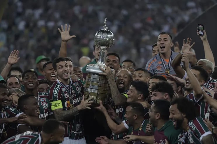 Los jugadores de Fluminense levantan el trofeo de la Copa Libertadores después de superar a Boca Juniors en la Final Única de la edición 2023 del certamen en el estadio Maracaná, en Rio de Janeiro.