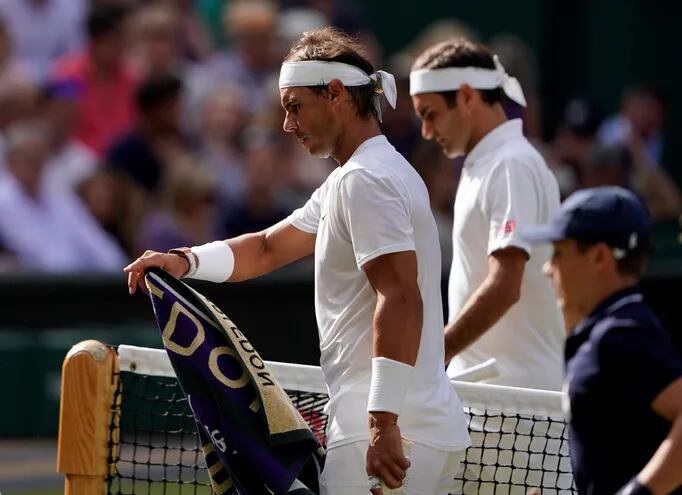 El suizo Roger Federer se vengó de la derrota que Rafael Nadal le infligió hace casi seis semanas en las semifinales de Roland Garros y le venció por 7-6  (3) , 1-6, 6-3 y 6-4 para lograr la tercera victoria sobre el español en Wimbledon, donde disputará la final este domingo  (13:00 horas CET) contra el serbio Novak Djokovic, defensor del título.