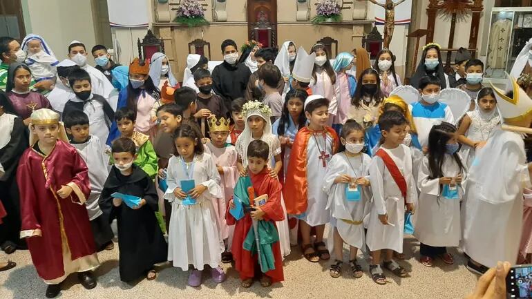 Más de 50 niños participaron de la misa vestidos de sus santos favoritos.
